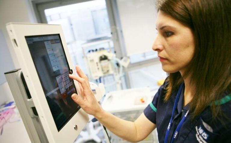 Study finds hospital tablet computers cut nurse time by up to 30%