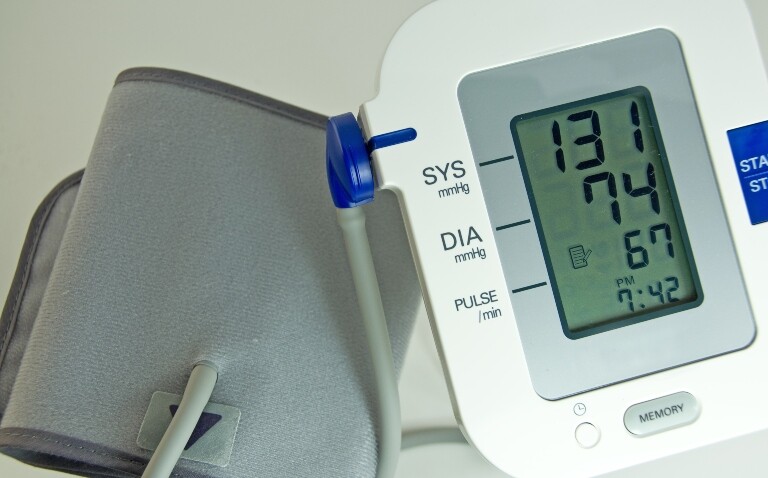 A blood pressure monitor with the reading 131 over 74 and a pulse reading of 67 to illustrate the finding that blood pressure trajectories are an important indicator for cardiac risk in later life