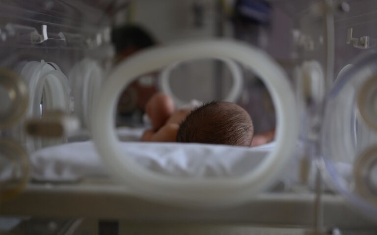A newborn baby in an incubator to illustrate diagnostic accuracy of cardiac-related neonatal collapse