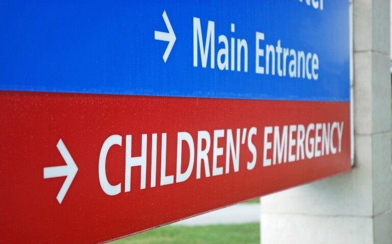 A hospital sign showing arrows pointing to the right to Main entrance and Children's emergency to illustrate the warning of glycerol intoxication syndrome for children drinking ice slush drinks being extended to children aged seven and under