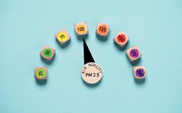 An air quality meter with coloured blocks indicating PM2.5 levels from 25 to 400