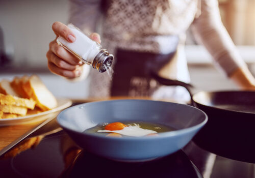 Adding salt to food frequently increases risk of premature death