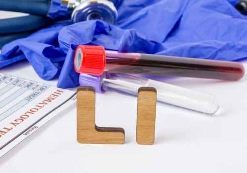 Higher risk of osteoporosis in bipolar disorder reduced by lithium therapy