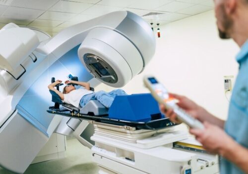 A woman receiving cancer treatment with a linear accelerator to illustrate new data supporting the safety of stereotactic radiotherapy with newer biological cancer therapies