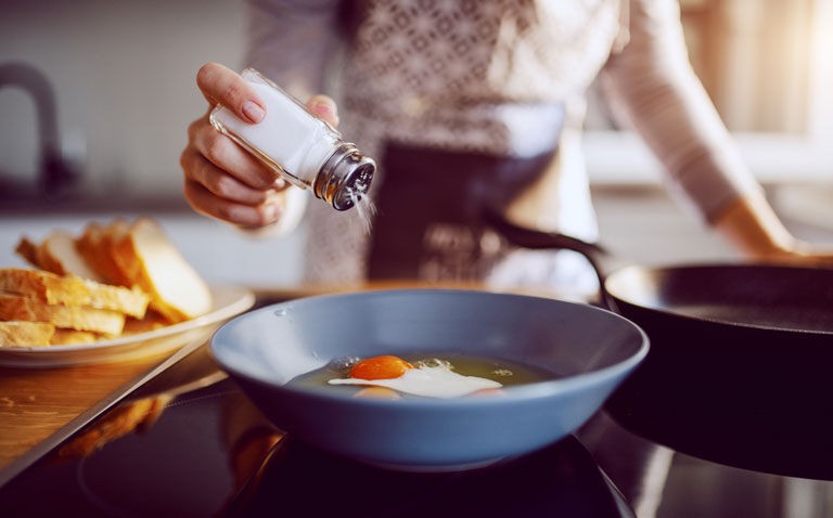 Risk of open angle glaucoma increased in hypertensives consuming the most salt