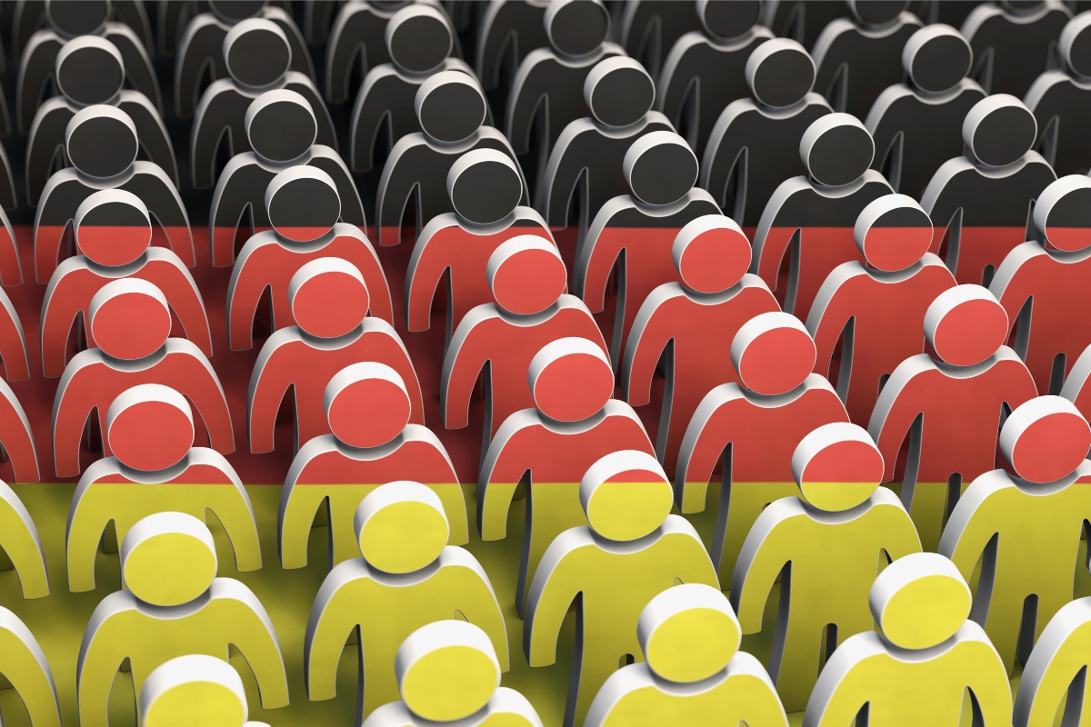 Rows of stylised human figures coloured black, red and yellow in stripes to represent the German flag to illustrate the question of whether population screening for melanoma skin cancer reduces mortality
